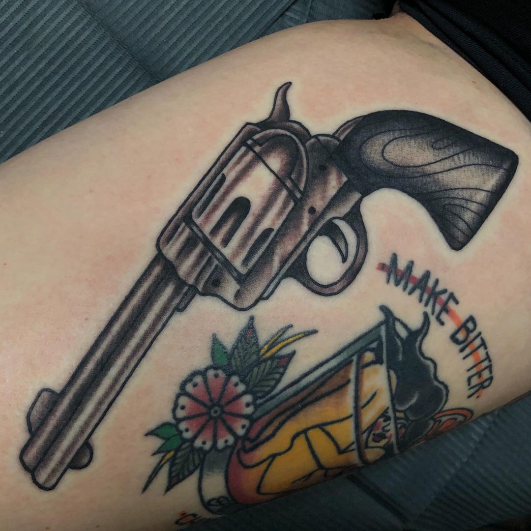 tatuaggio del revolver colt 45